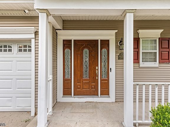 4th image of 220 Lindsay Ct