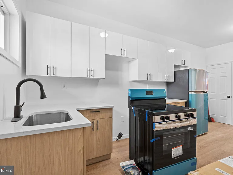 2055 Dickinson St — Photo 10