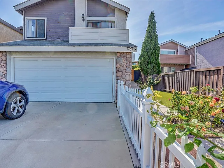 1409 Lakeside Ln — Photo 2