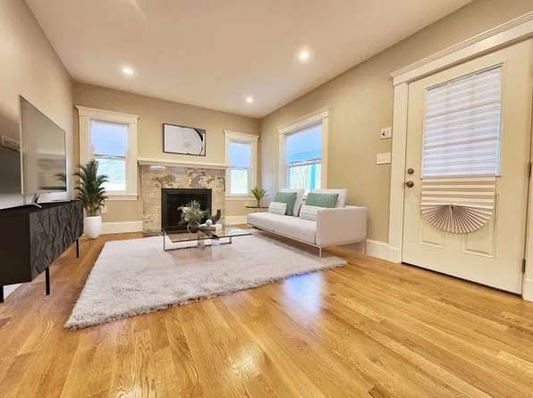 330 W Squantum St, Quincy, MA 02171