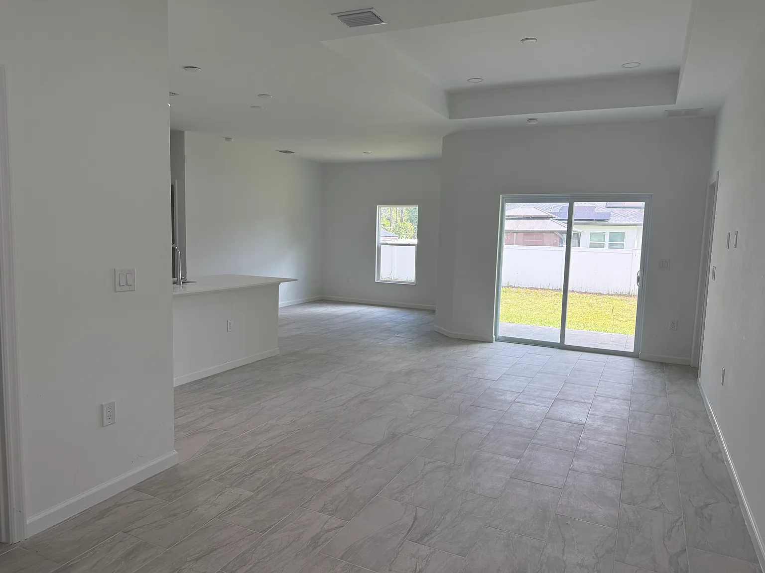 3 bed, 1600 sqft, $2,050 — Photo 3