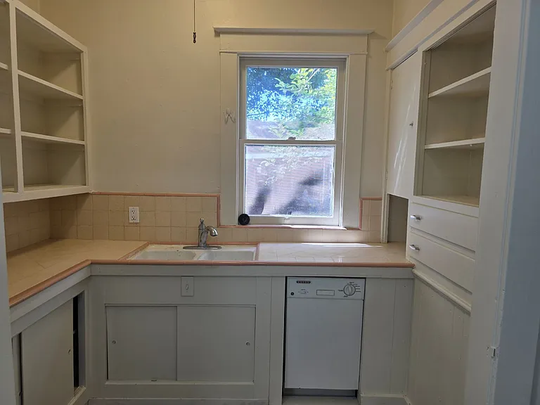 111 Junior St — Photo 10