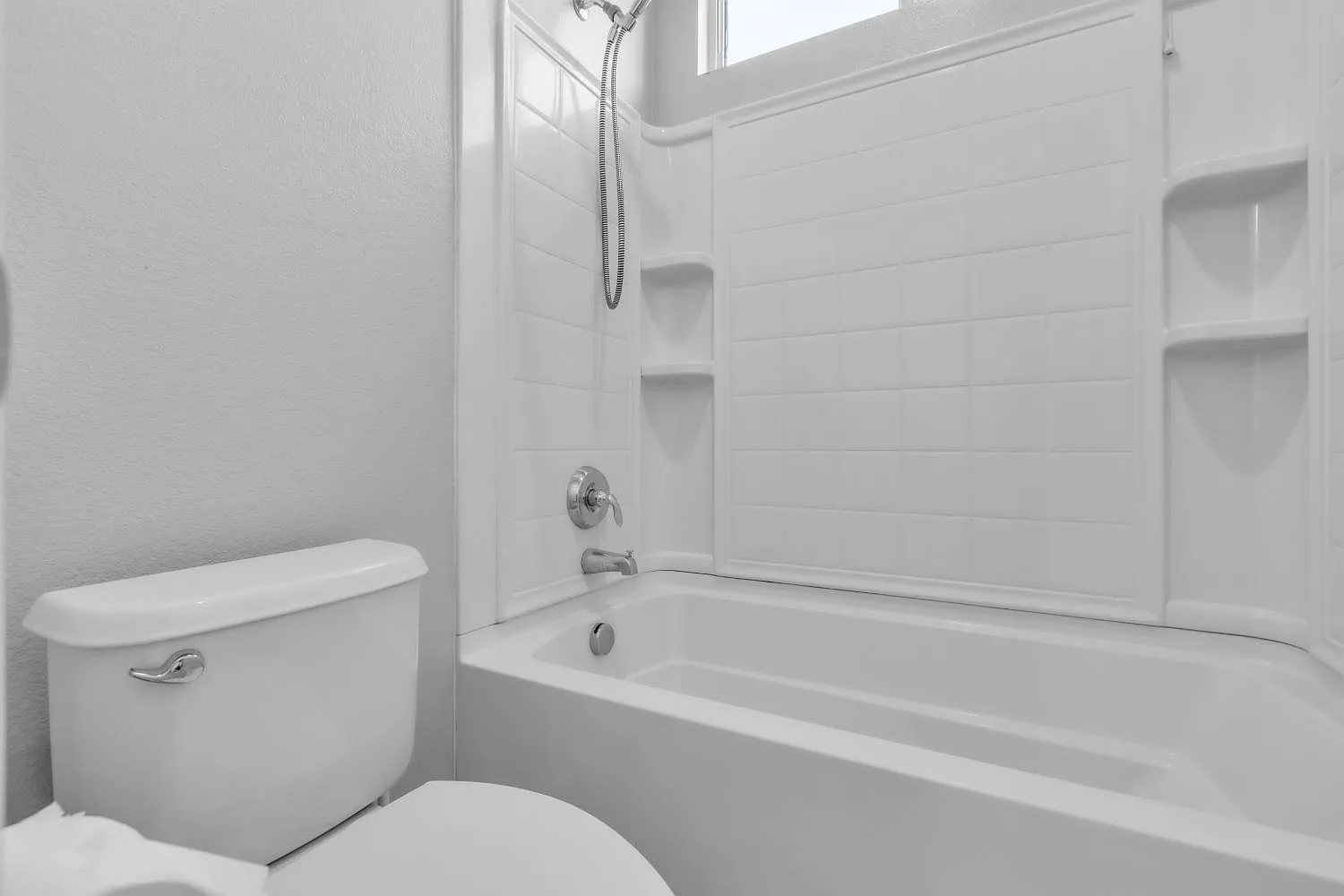 4 bed, 2.5 bath, 2216 sqft, $3,100 — Photo 3