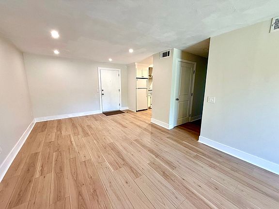 3rd image of 176 Maple Ave APT 5-25