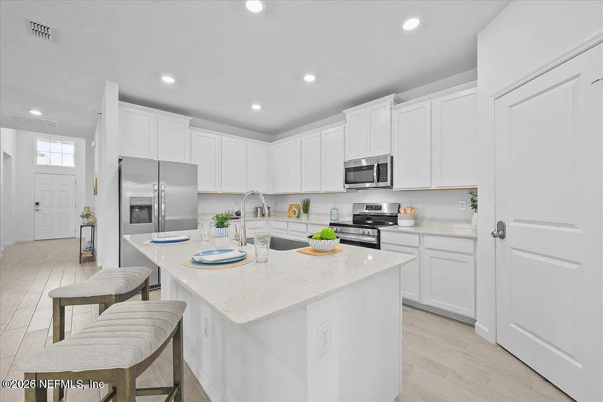 4 bed, 3.0 bath, 2011 sqft, $2,350 — Photo 2