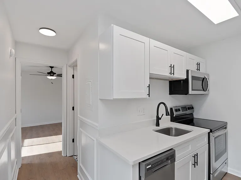 Experience the elegance of this sleek, modern kitchen. Experience the elegance of this sleek, modern kitchen.