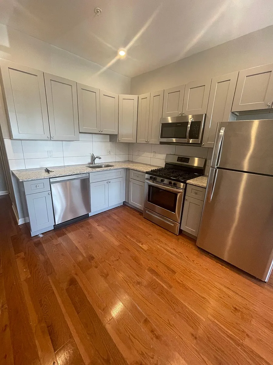 Building Photo - 733 N 44th St #1