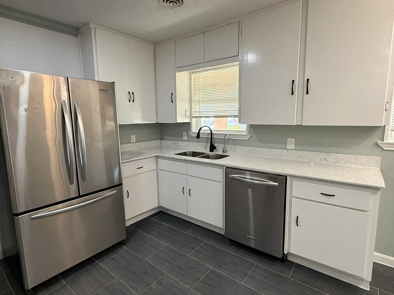 4 bed, 1746 sqft, $2,350 — Photo 3