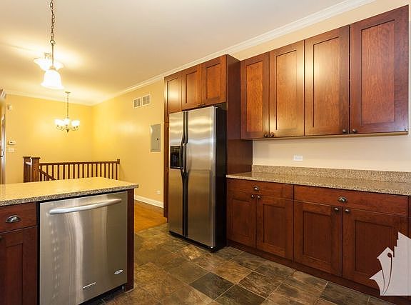 5th image of 1021 W Ainslie St APT 1