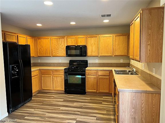 5th image of 950 Cantabria Heights Ave