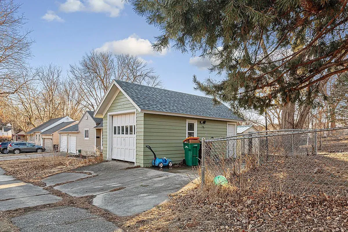 3 bed, 1.0 bath, 1742 sqft, $1,300 — Photo 4