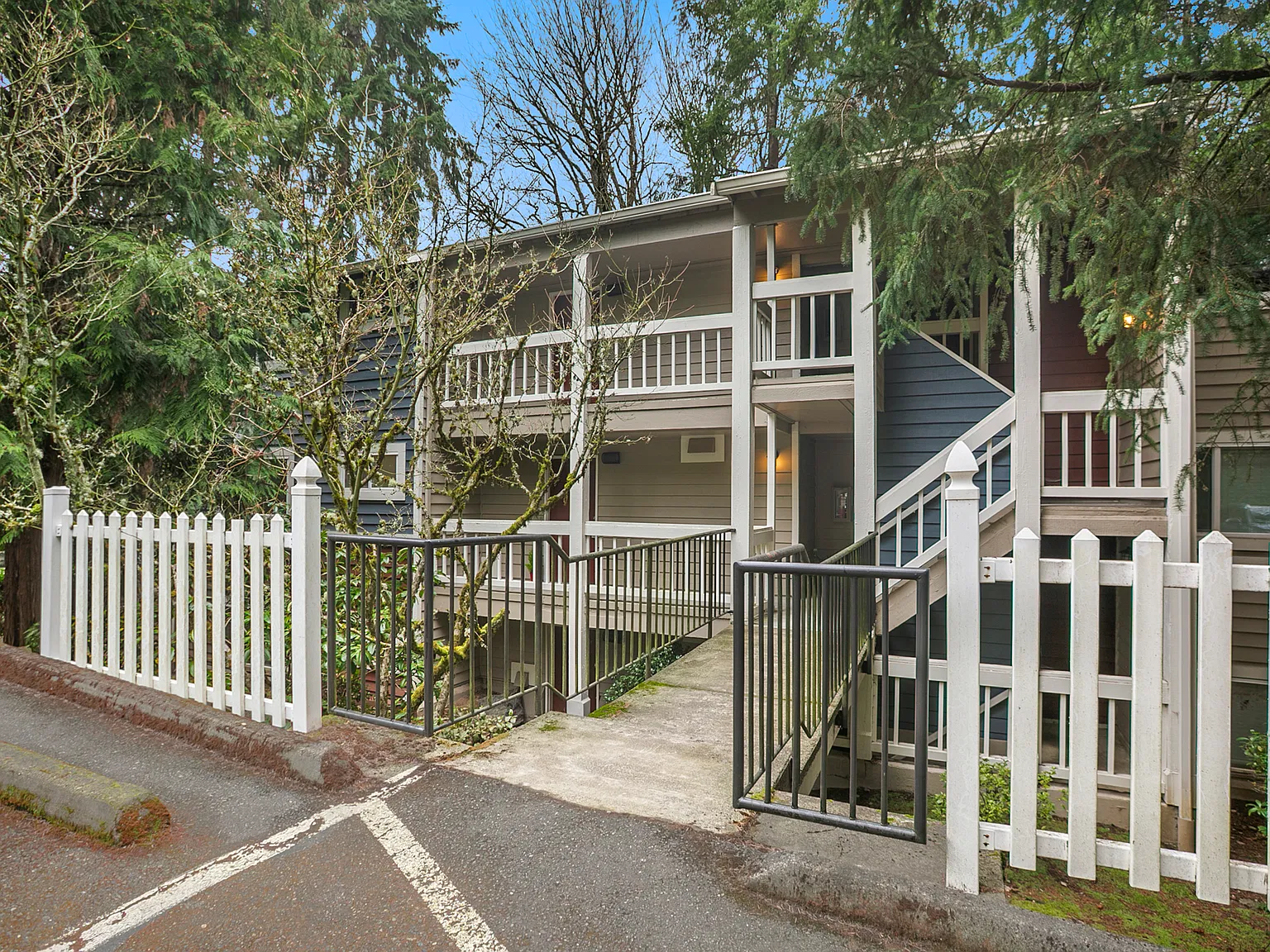2 bed, 1.5 bath, 922 sqft, $2,200 — Photo 1
