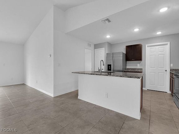 5th image of 820 NE 44th Ln