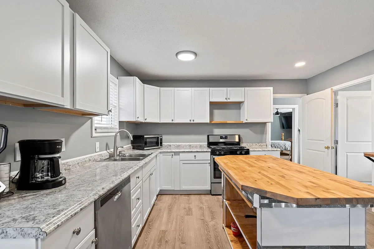 2 bed, 1.0 bath, 979 sqft, $1,400 — Photo 3