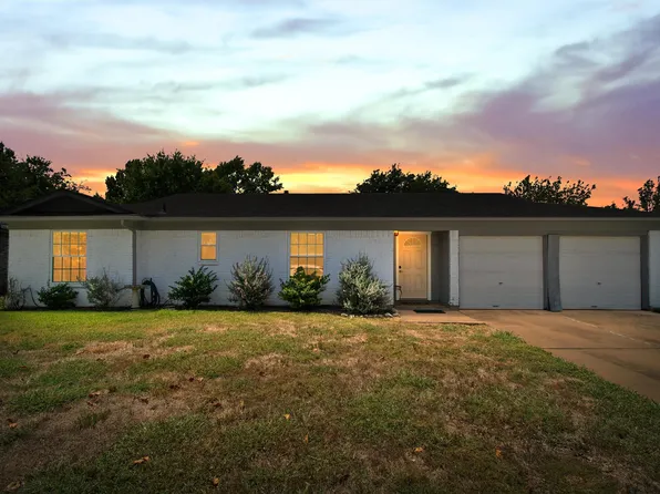 1114 Cozby St E, Benbrook, TX 76126