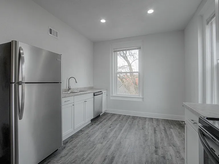 3226 E 11th St #B — Photo 8