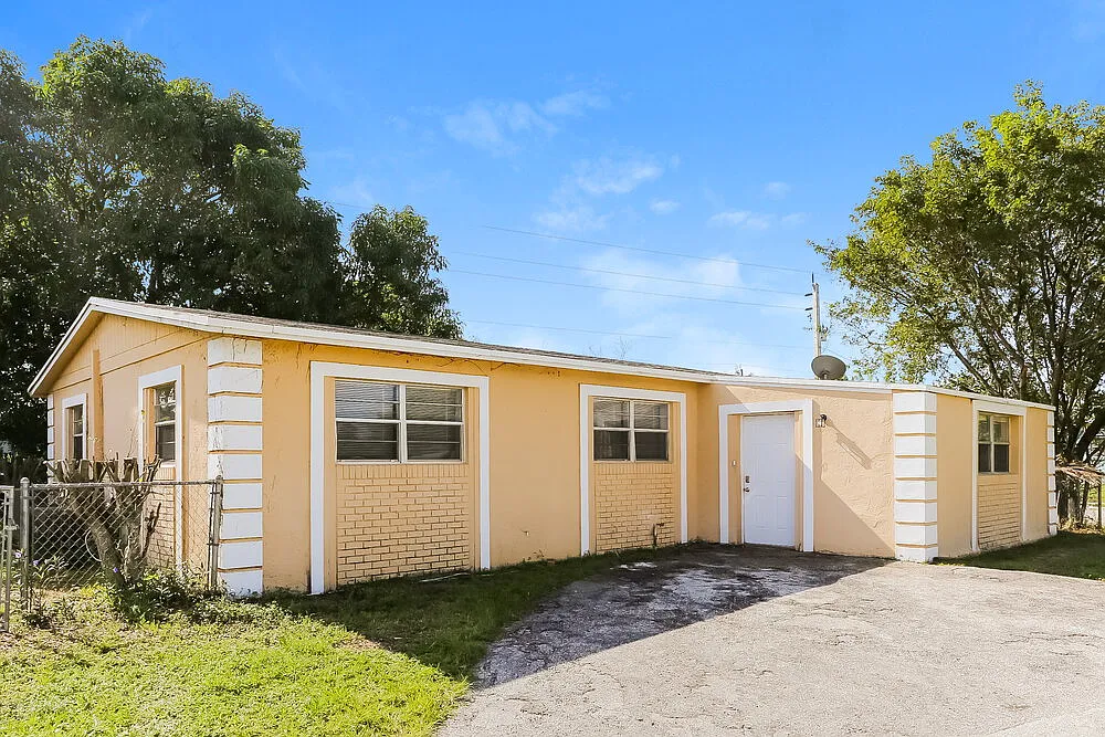 3 bed, 1.0 bath, 1239 sqft, $2,335 — Photo 3