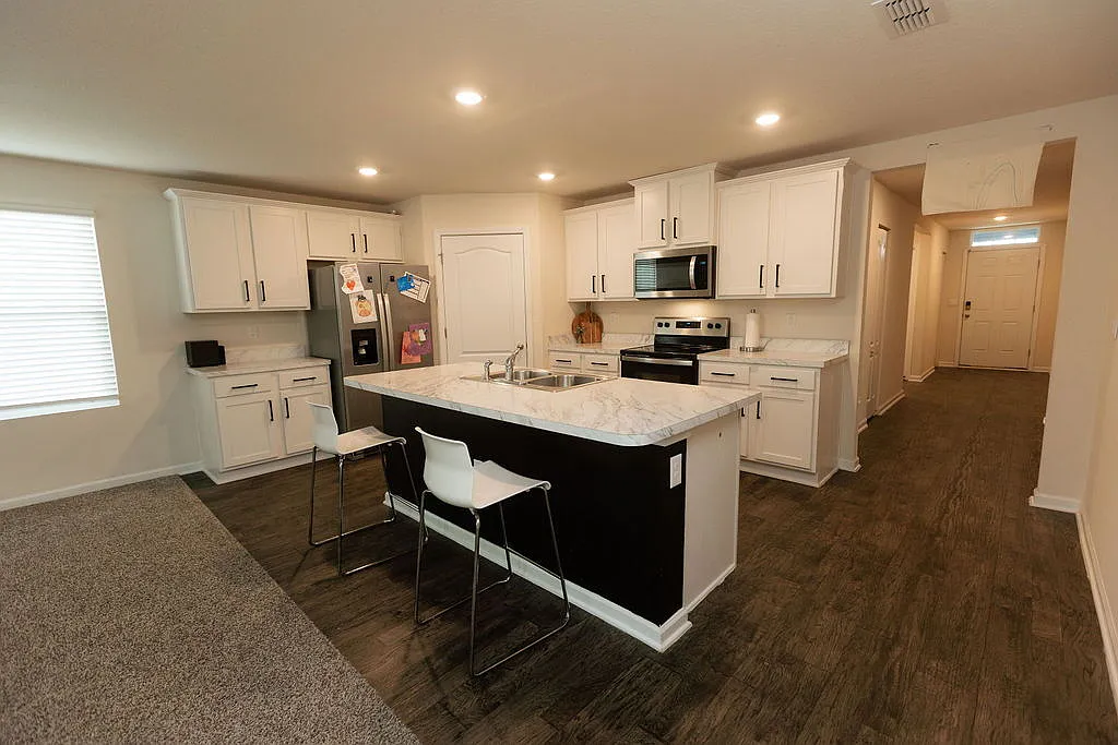 4 bed, 2.0 bath, 1876 sqft, $2,075 — Photo 4