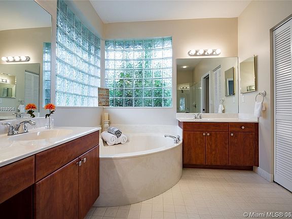 3rd image of 2820 Oakbrook Ln #0