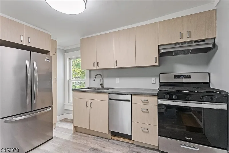 2 bed, 1.0 bath, $2,200 — Photo 2