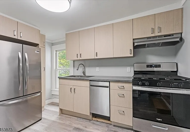 4 Maple St — Photo 2