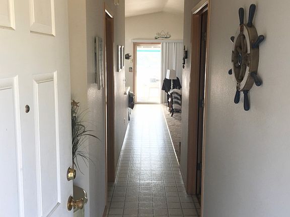 5th image of 649 Canal Dr NE