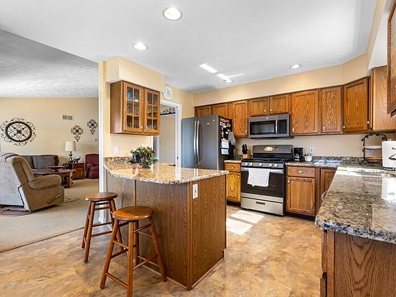 3rd image of 7181 Holiday Dr