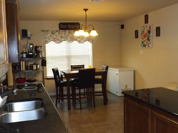 Kitchen w/Island
