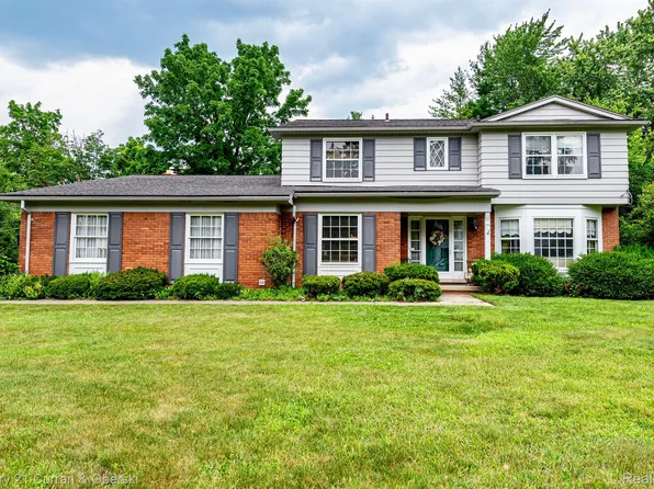 21930 E Valley Woods Dr, Beverly Hills, MI 48025