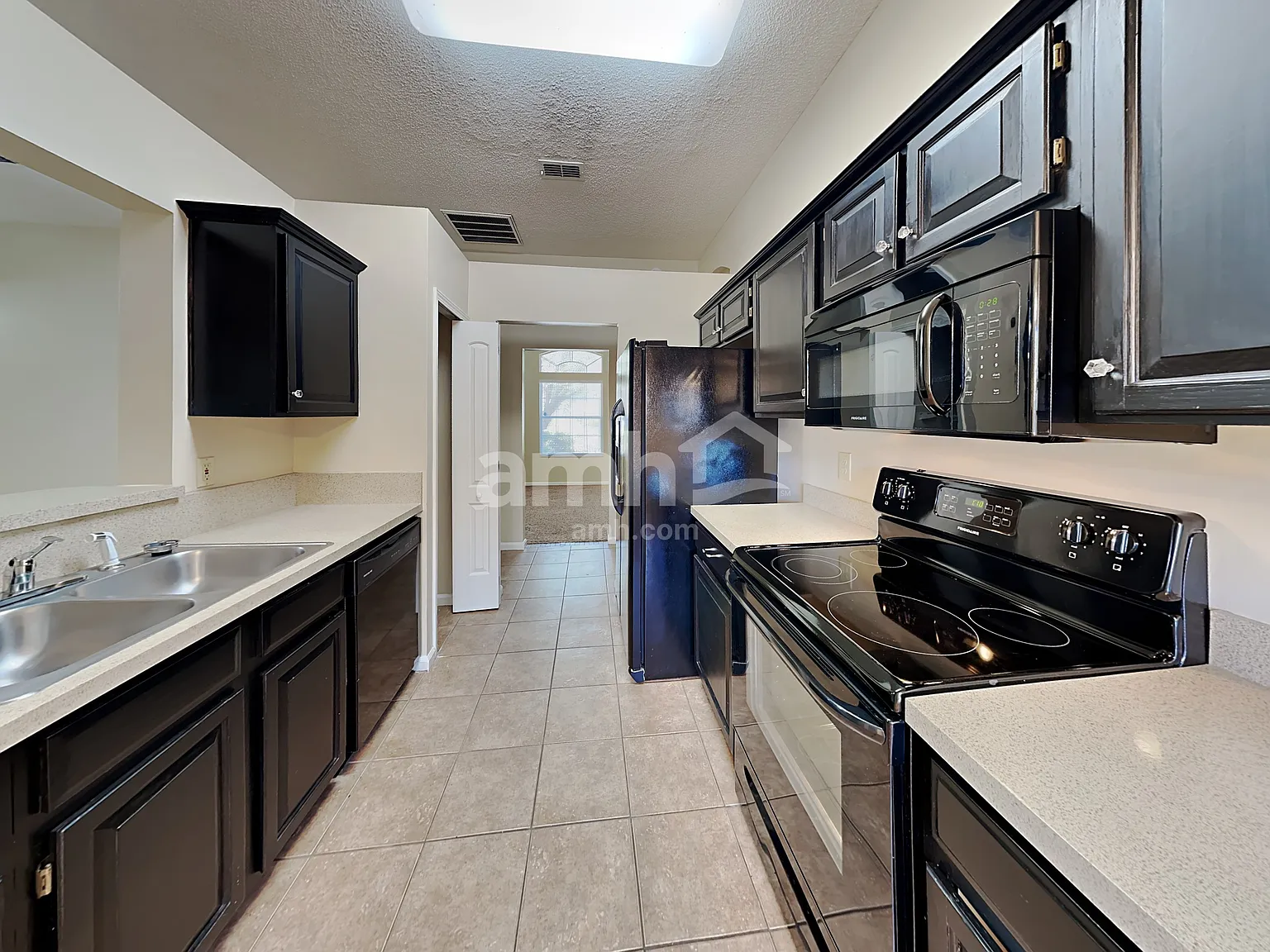 3 bed, 2.0 bath, 1589 sqft, $2,025 — Photo 3