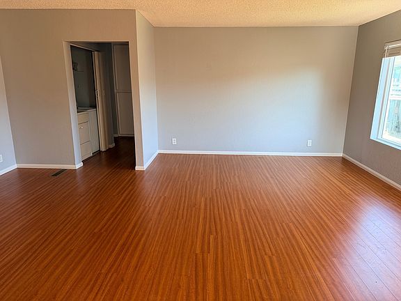 2nd image of 433 Autumn Dr