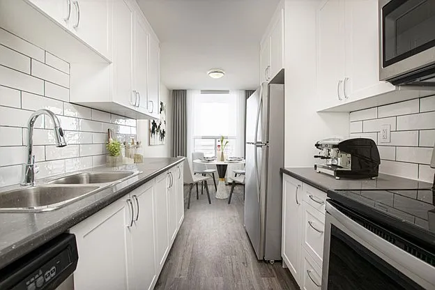 252 King St E
