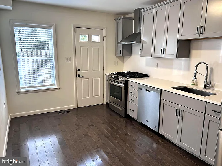 220 Sheas Ter — Photo 8