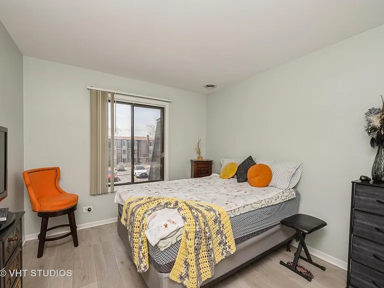 260 E Court Of Shorewood #4 — Photo 8