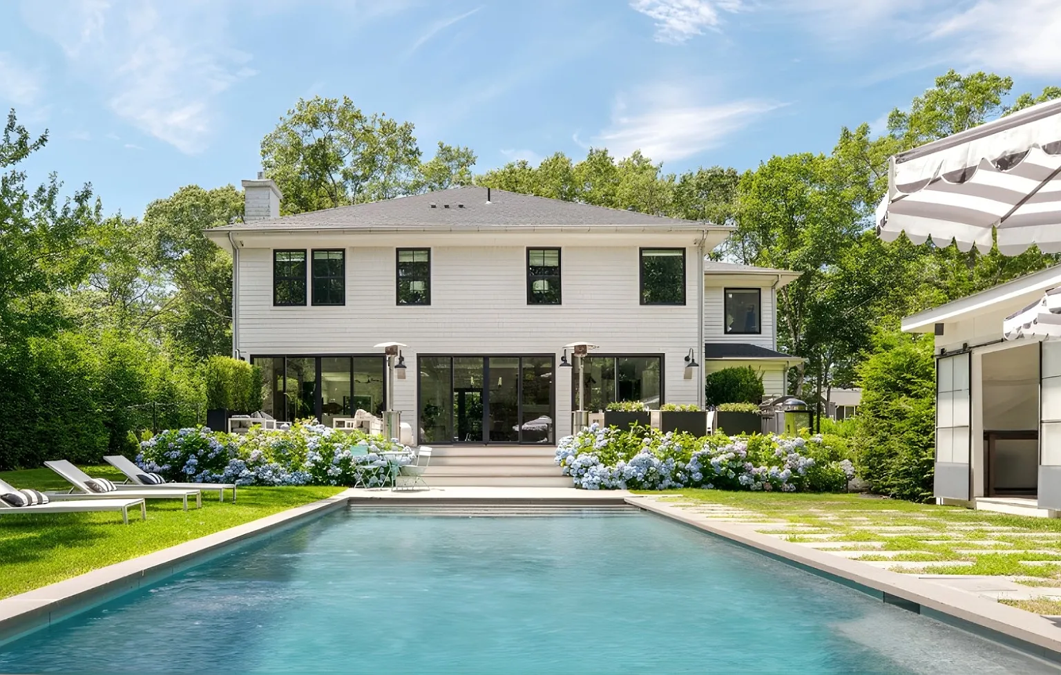 Sleek Designed and Decorated in Hampton's Style — Photo 3