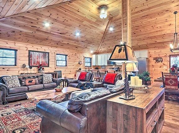 3rd image of 1071 Scenic Hills Rd