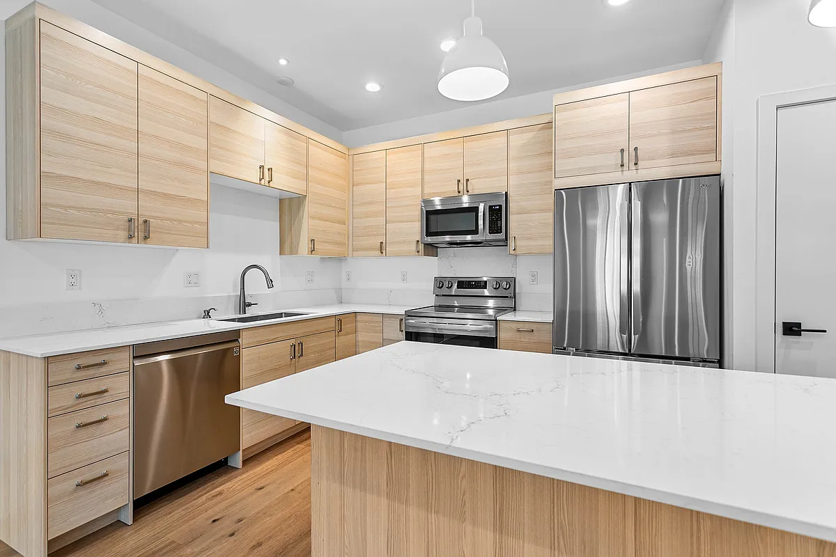 Full Size Appliances, Fridge w/ Ice Maker, Microwave, Dishwasher, Large Sink, Large Island, Pantry Closet - 4123 Deemer Rd