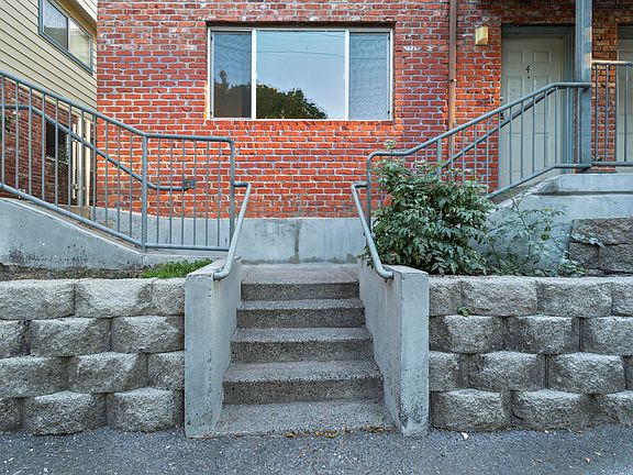 4th image of 1910 SE Stark St APT 3