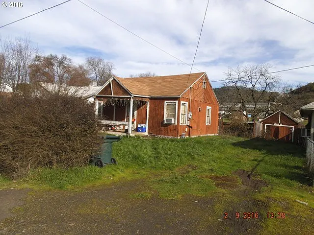 945 NE Cedar St photo 1