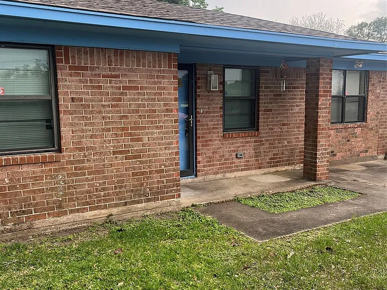 402 Thompson Dr — Photo 2