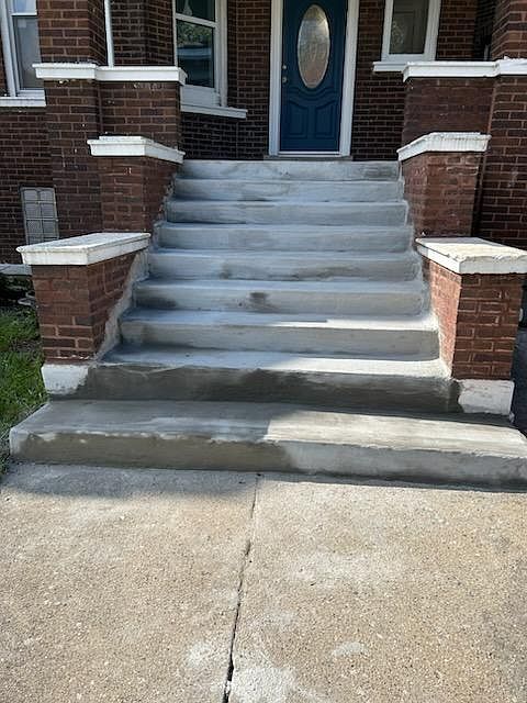 1st image of 528 N Leclaire Ave #1