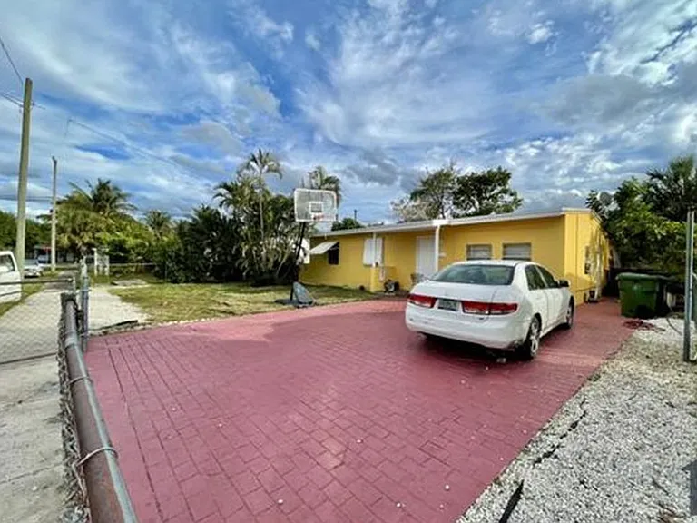 930 NW 19th Ave — Photo 8