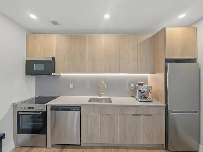 31-61 Vernon Blvd #6A — Photo 2