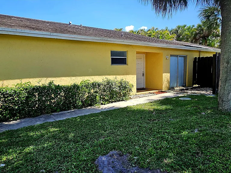 210 Sparrow Dr #4 — Photo 1