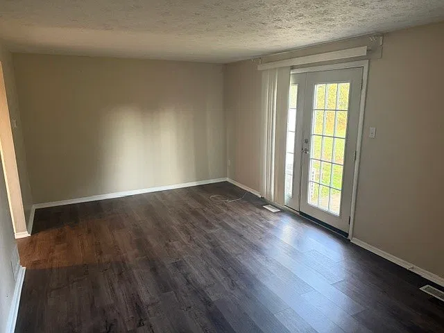3 bed, 1.5 bath, $1,300 — Photo 2