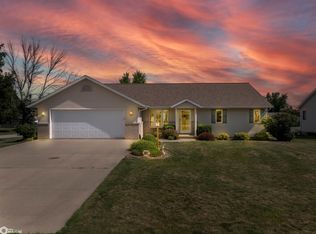 502 6th St E, Newhall, IA 52315