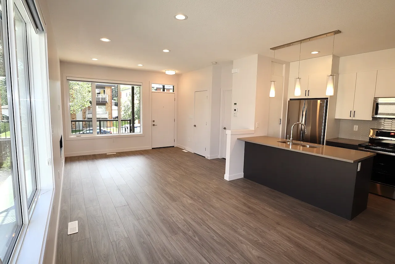 4 Bed 3.5 Bath Townhouse in Garneau Perfect for Students! — Photo 3