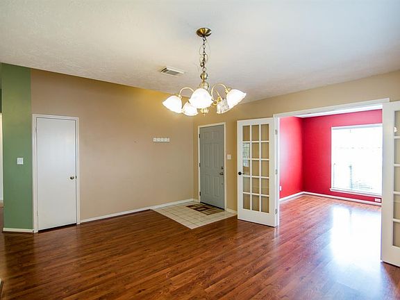 5th image of 196 Broadmoor Dr