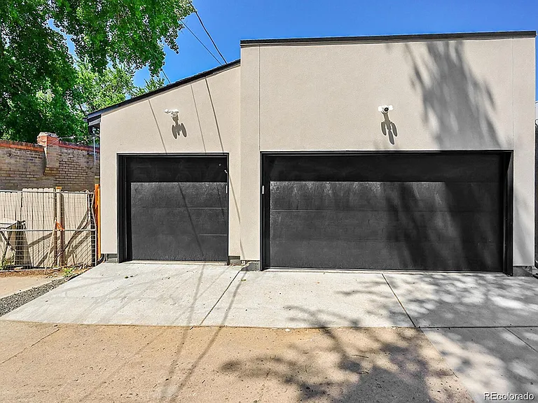 300 S Franklin St — Photo 43