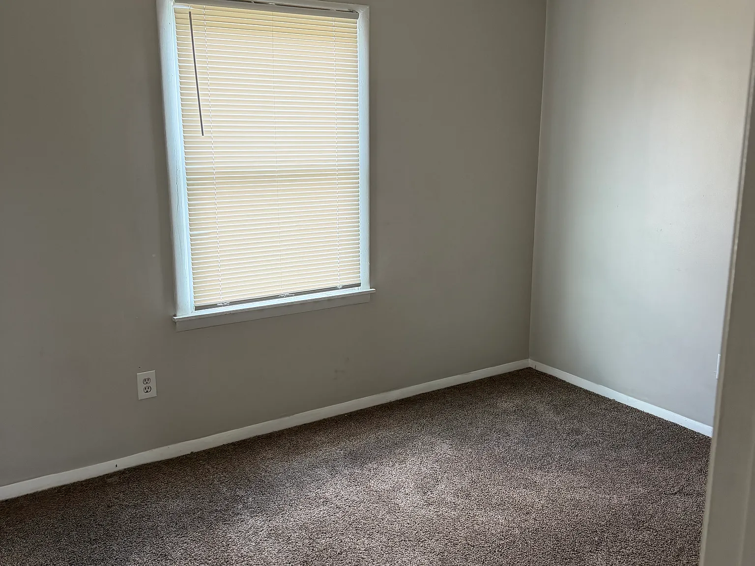 2 bed, 890 sqft, $950 — Photo 2